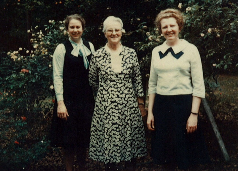 Lindquist, Mabel (center)