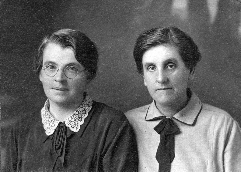Allen, Jean (right) (1904)