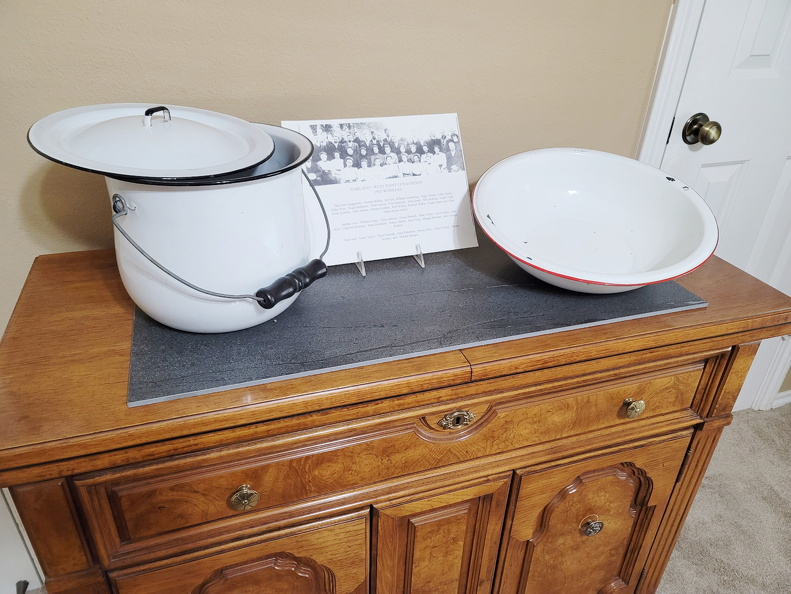 24 Chamberpot & basin